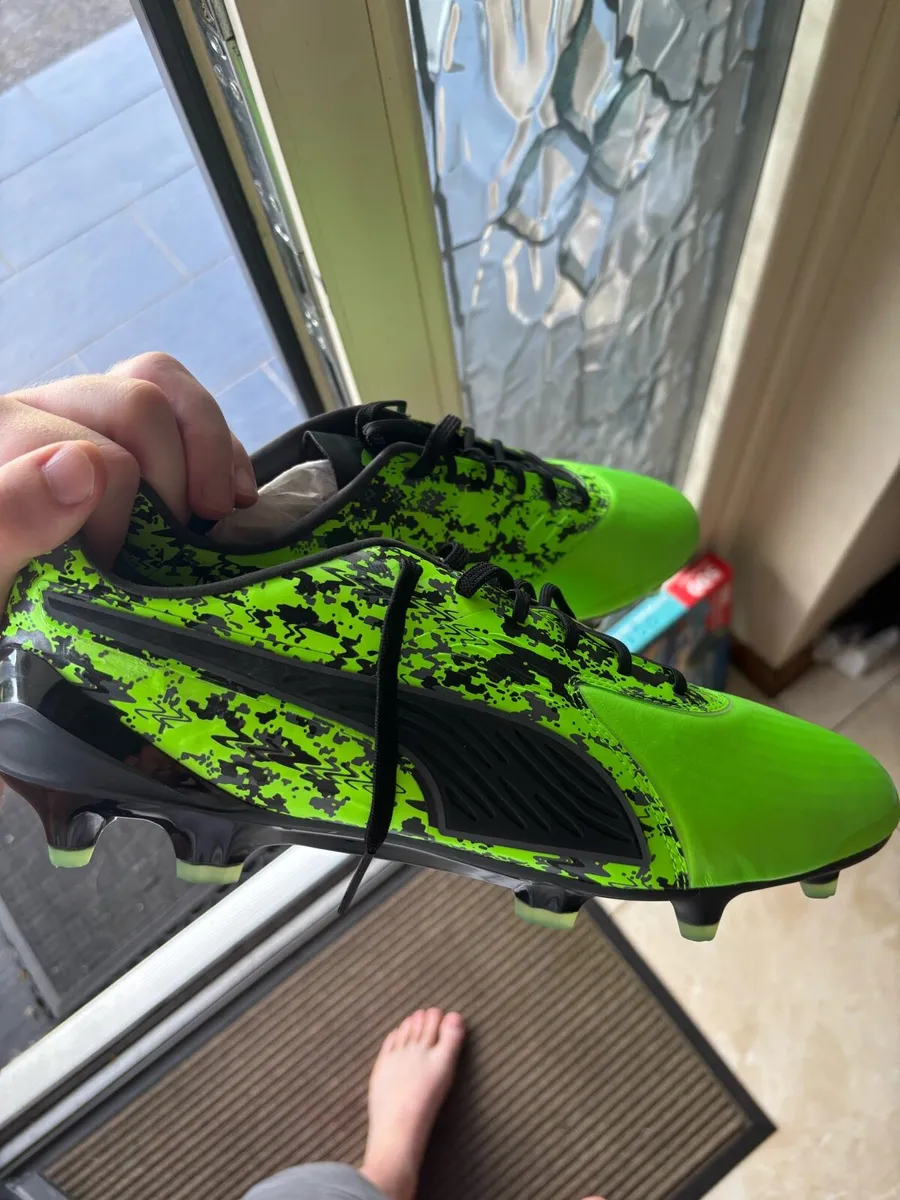 Football boots - Image 1