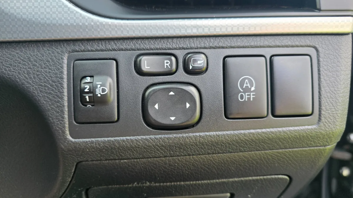 Toyota Avensis 2016 luna model - Image 3