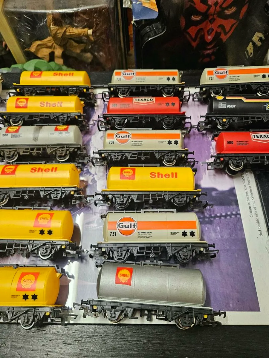 Hornby OO Gauge Tanker Wagons - Image 4