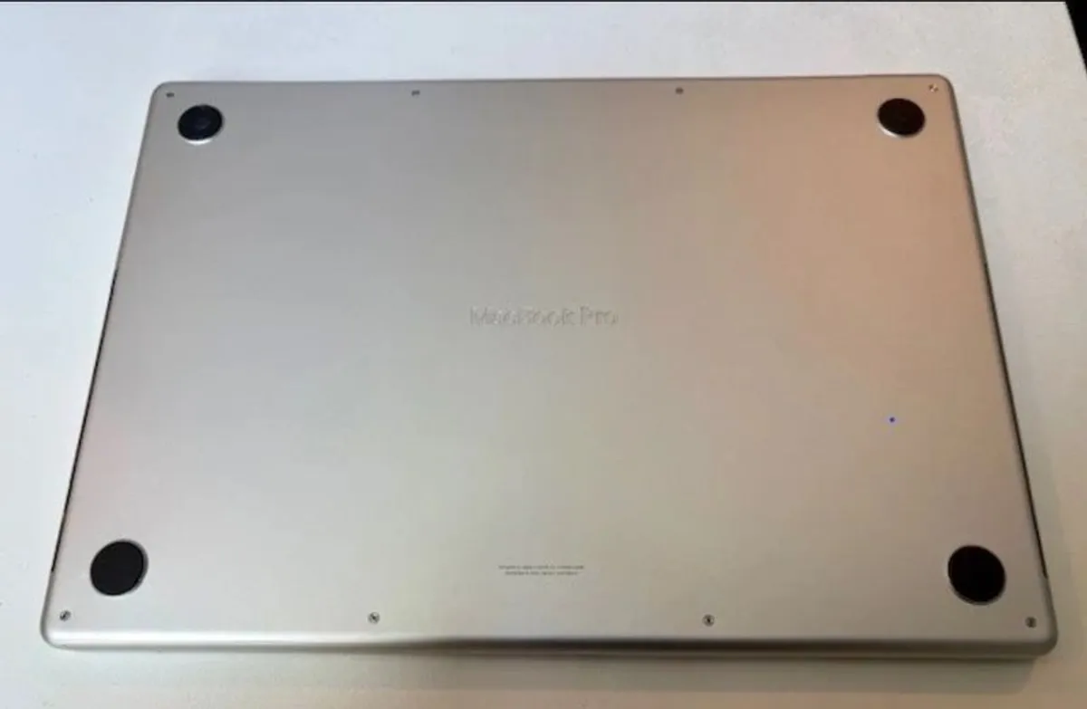 Macbook pro 16 inch m3 pro 18gb/512gb Silver - Image 2