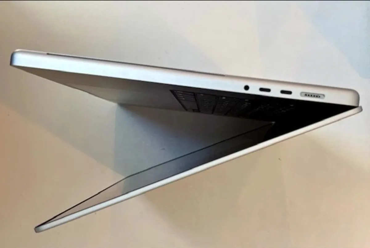 Macbook pro 16 inch m3 pro 18gb/512gb Silver - Image 4