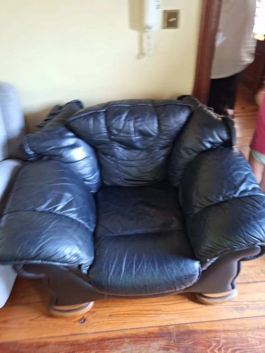 3, 2, 1 leather suite - Image 2