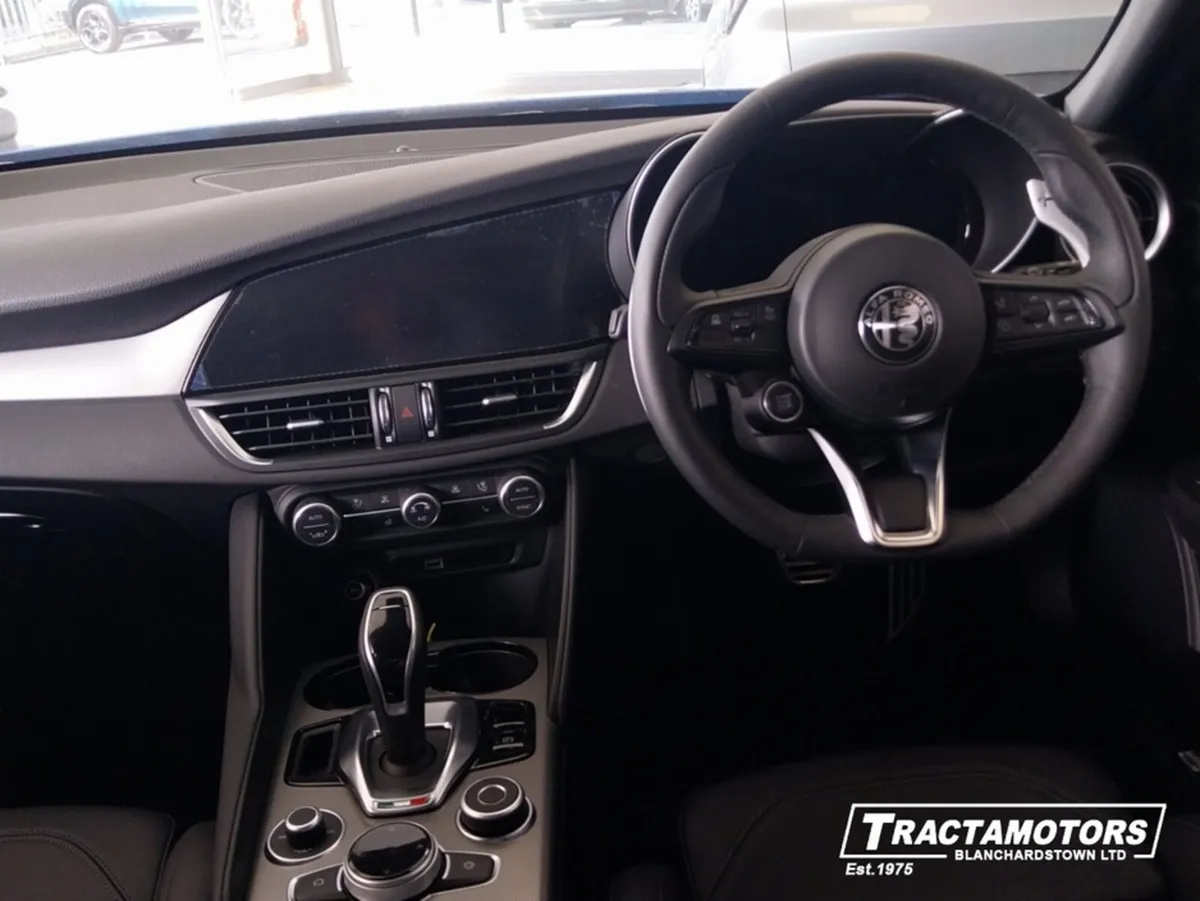 Alfa Romeo Giulia VELOCE 2.0 RWD - Image 2