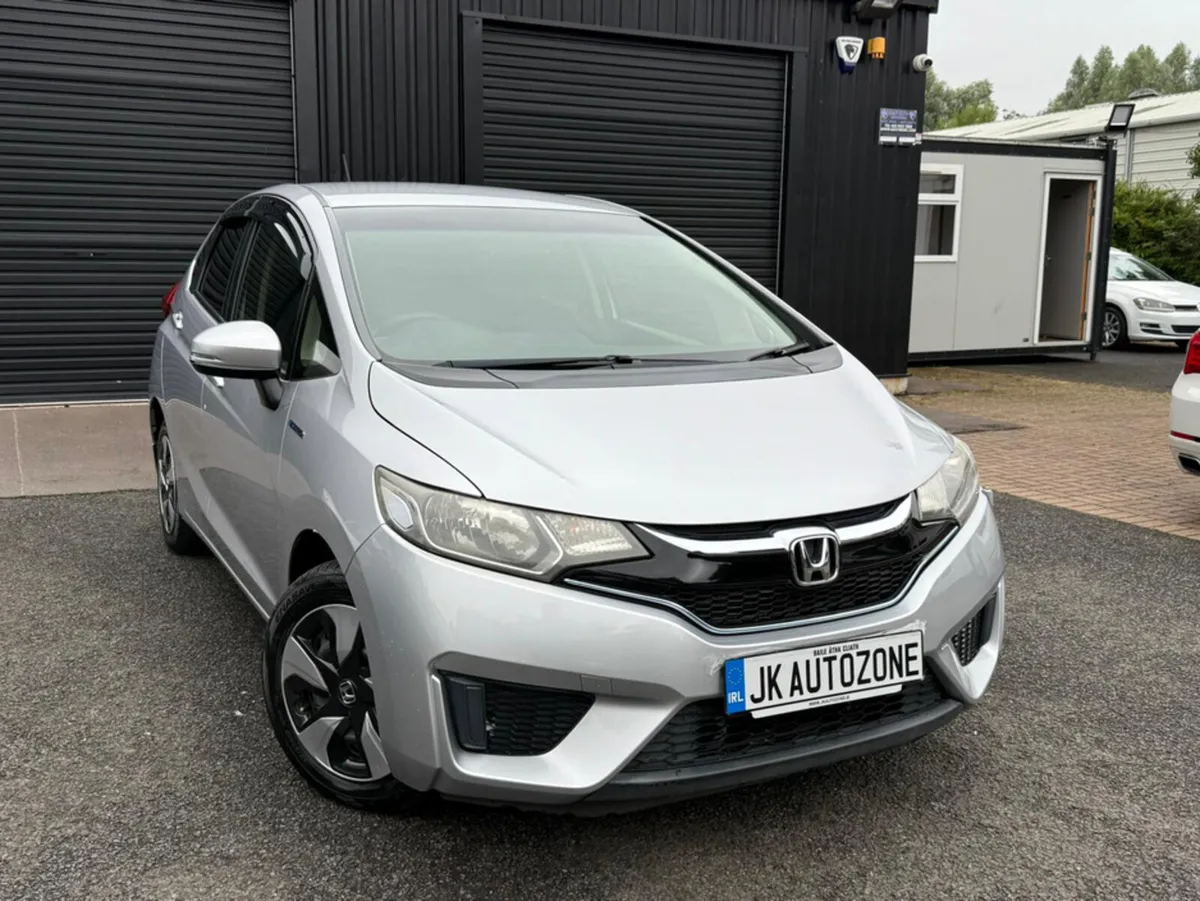 Honda Fit 1.5 HYBRID AUTO - Image 1
