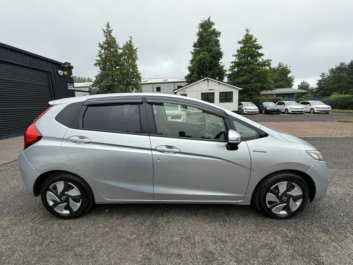Honda Fit 1.5 HYBRID AUTO - Image 4