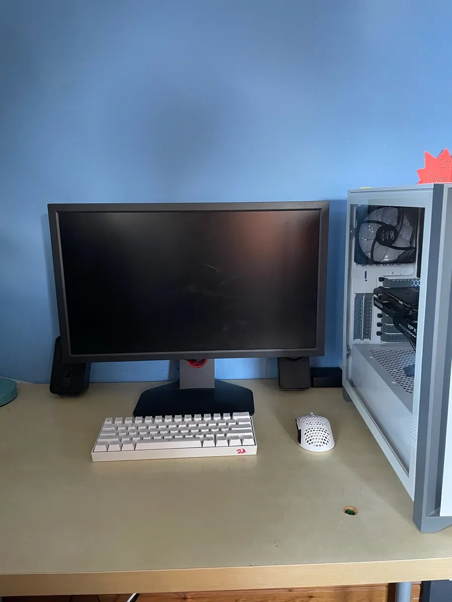 Custom built gaming pc with monitor and accesories - Image 1