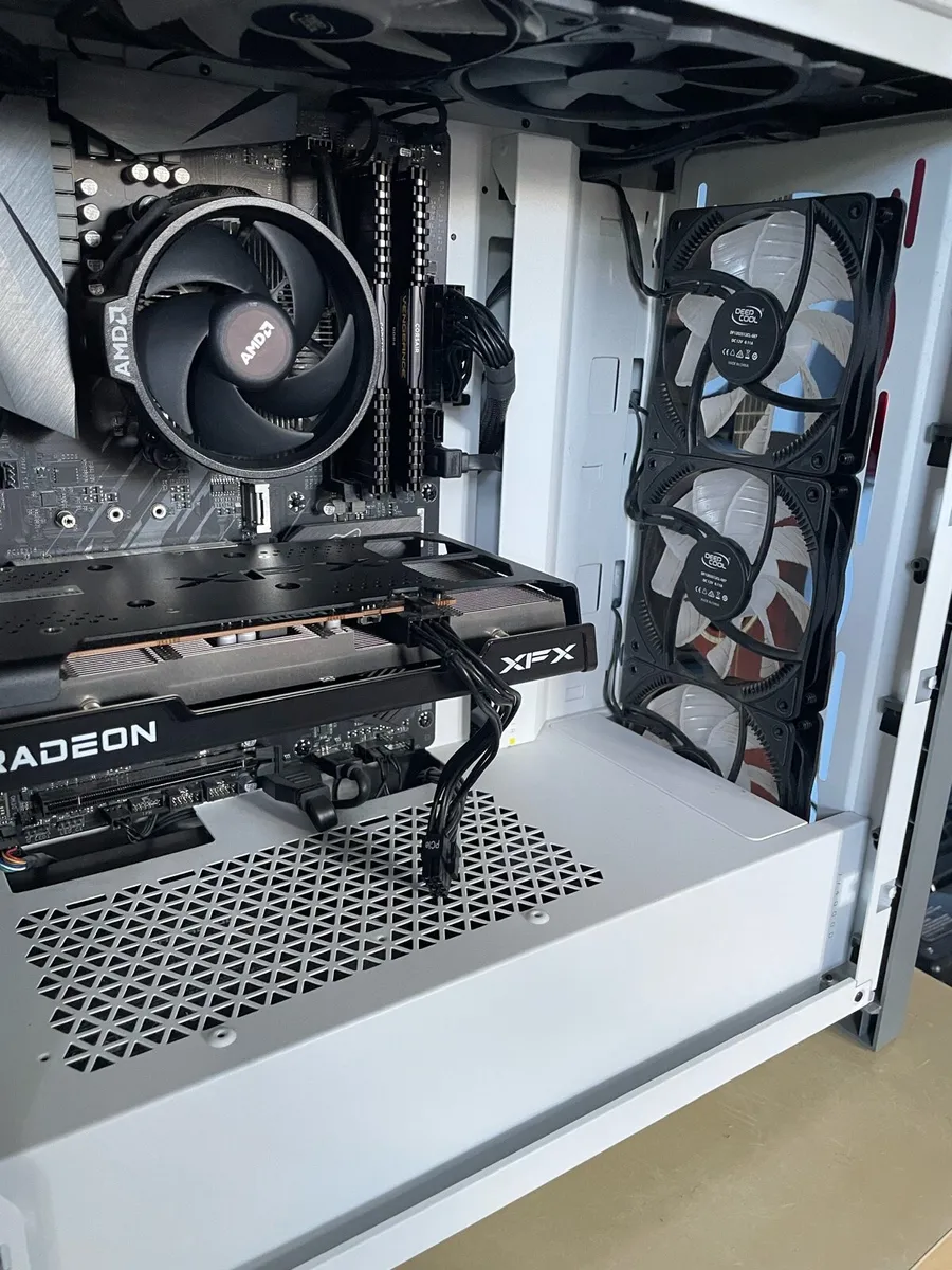 Custom built gaming pc with monitor and accesories - Image 3