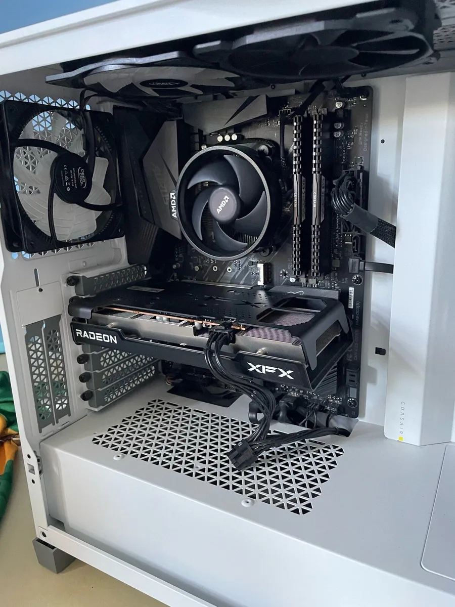 Custom built gaming pc with monitor and accesories - Image 4