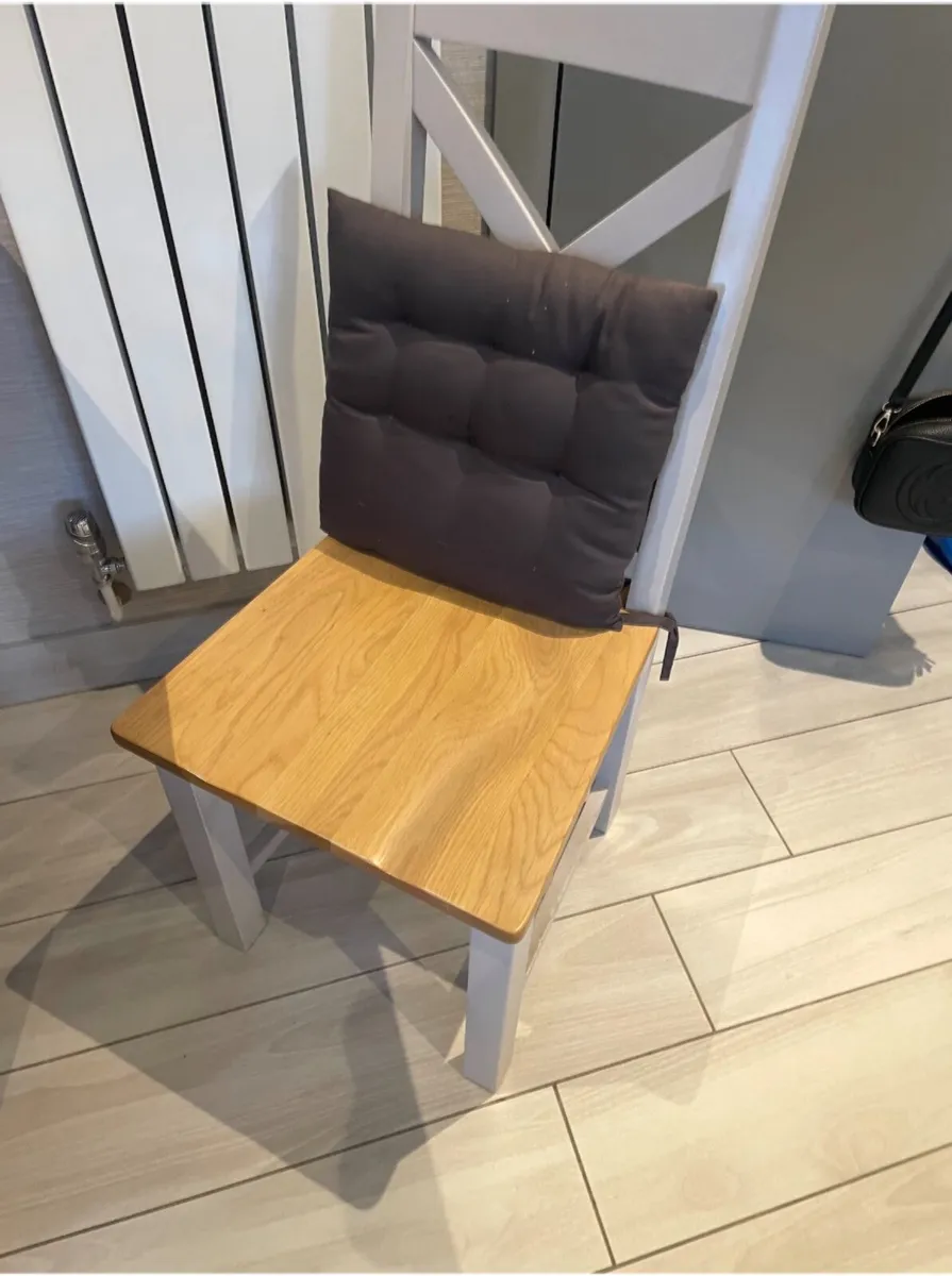Table and chairs - Image 2