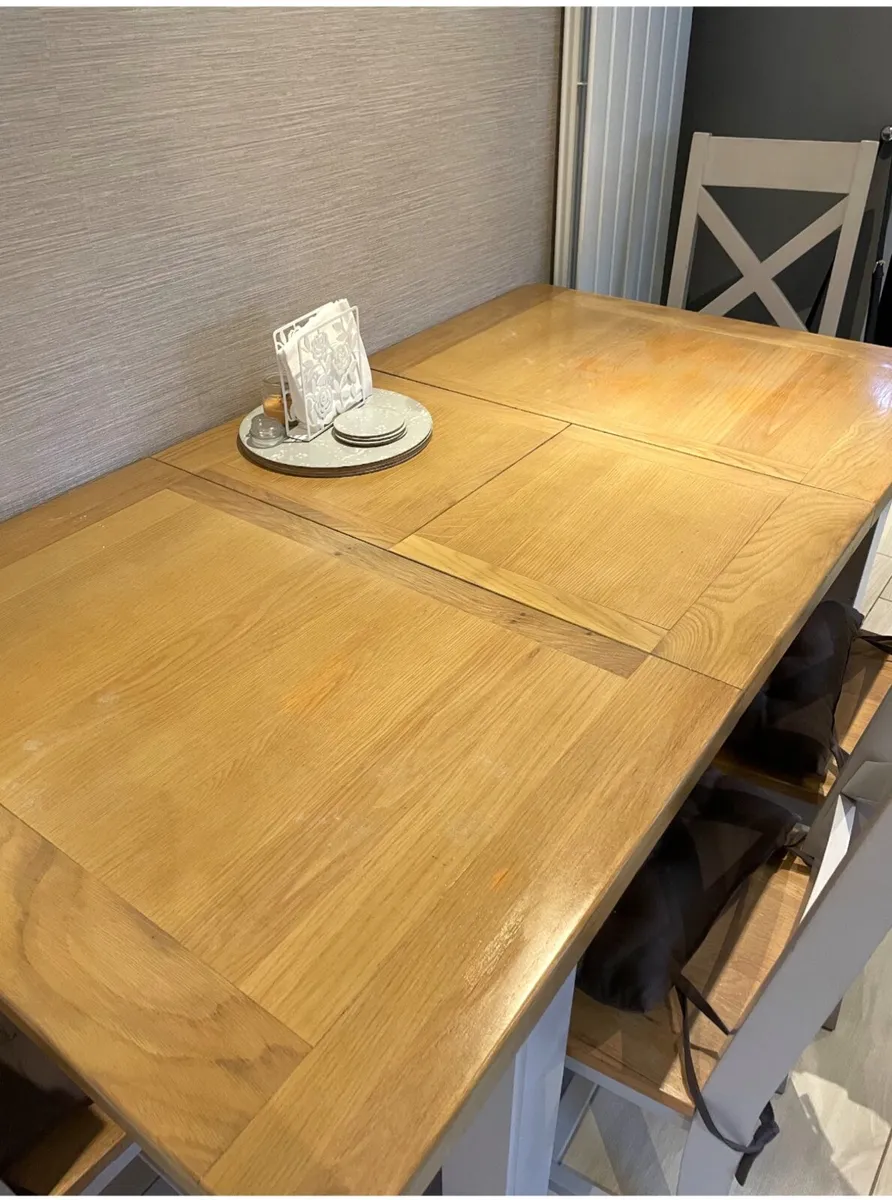 Table and chairs - Image 4
