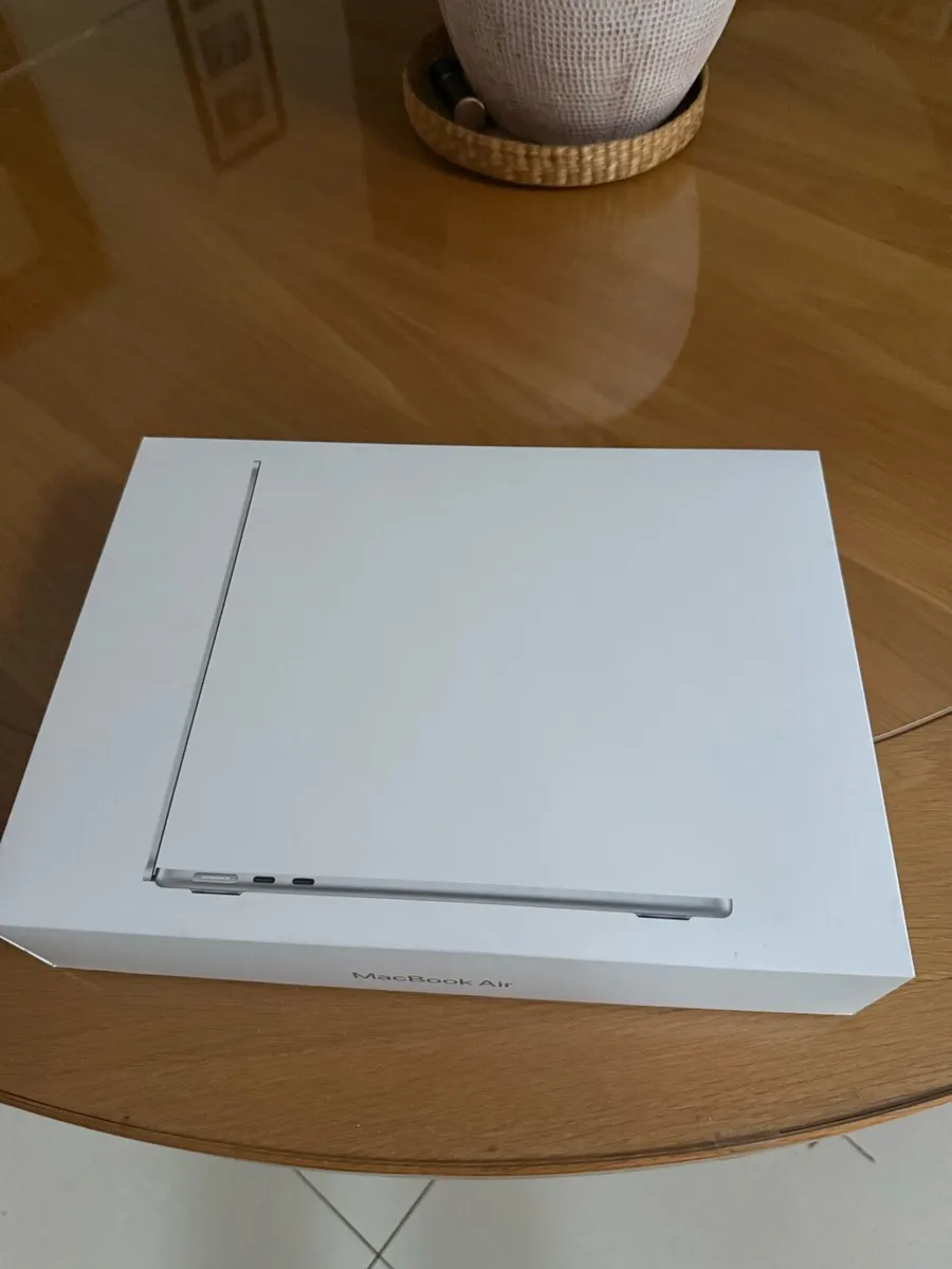 MacBook Air M3 2024 As New - Image 1