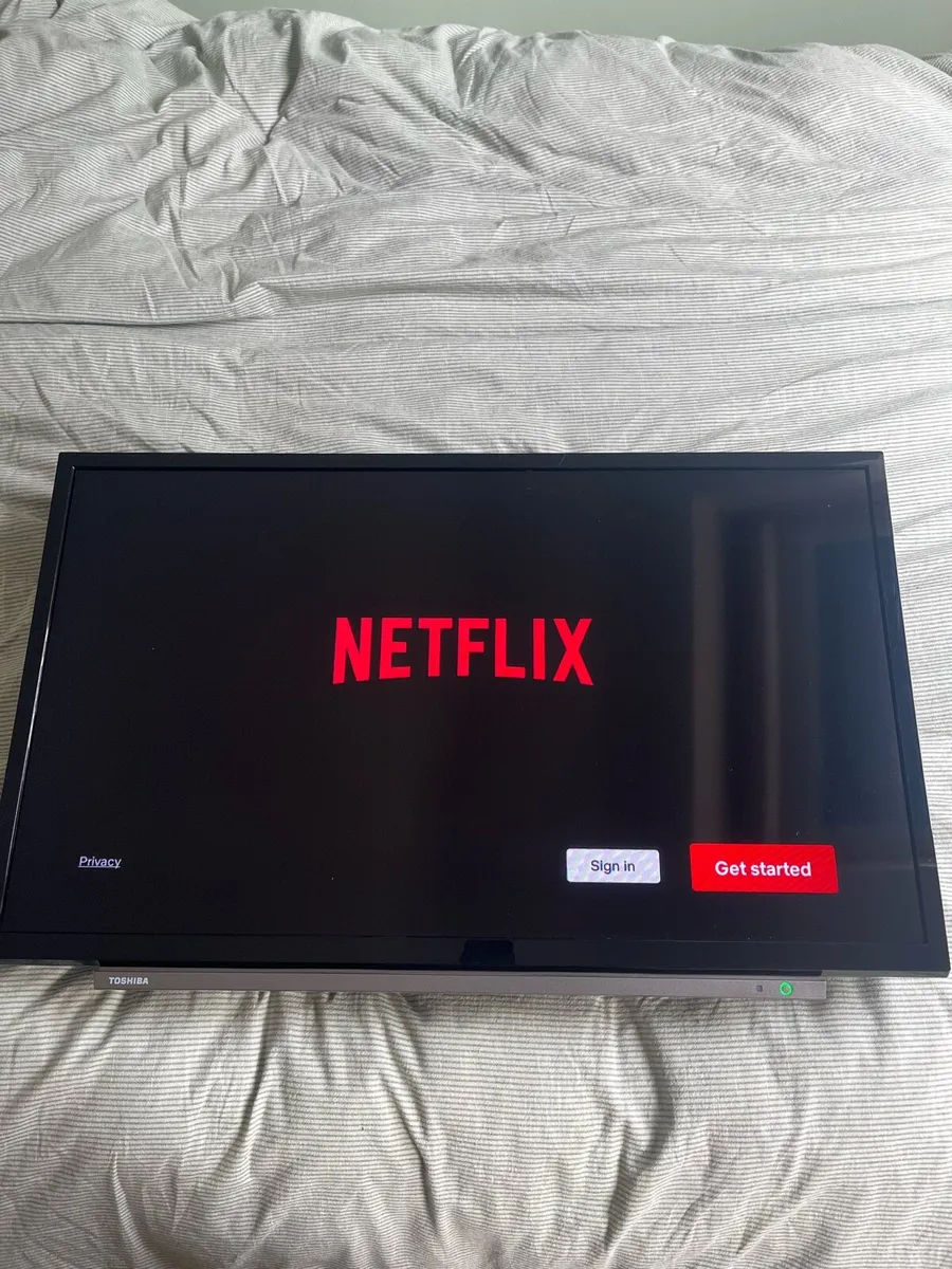 32” Toshiba smart tv with wall bracket - Image 1