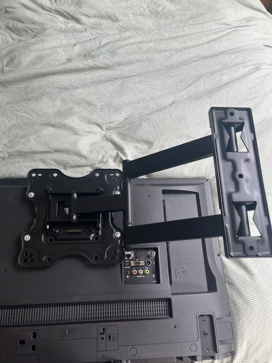 32” Toshiba smart tv with wall bracket - Image 2
