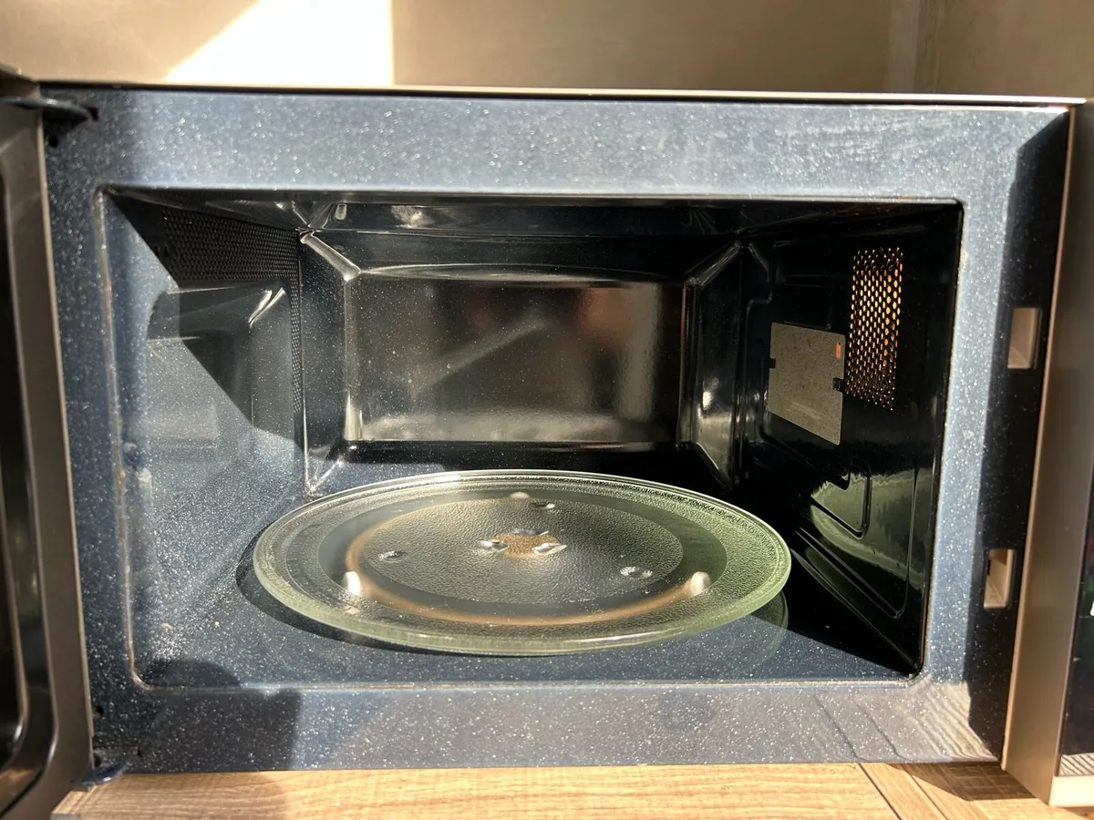 Samsung 23 Litres Silver Solo Microwave - Image 2
