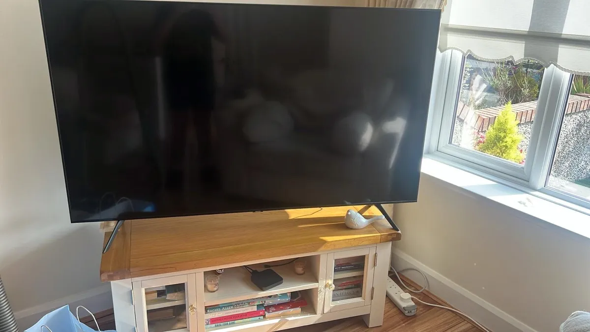 Samsung 65” Smart Tv - Image 3