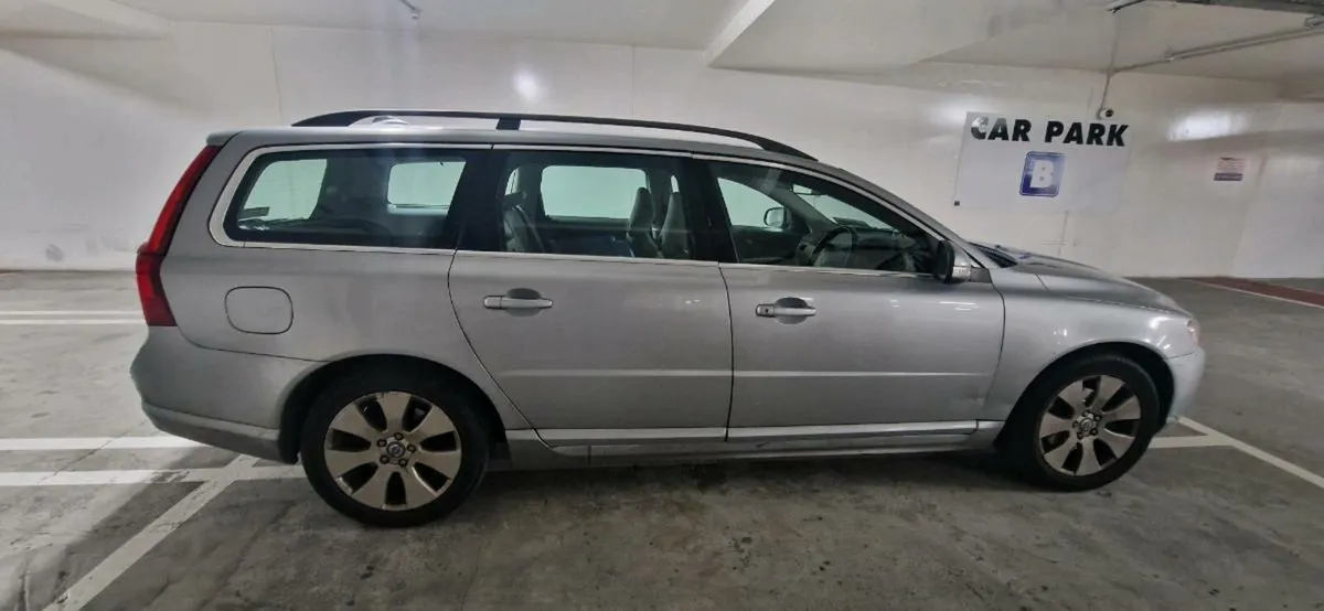 2008 Volvo V70 Estate – Reliable, Manual, Towbar - Image 3