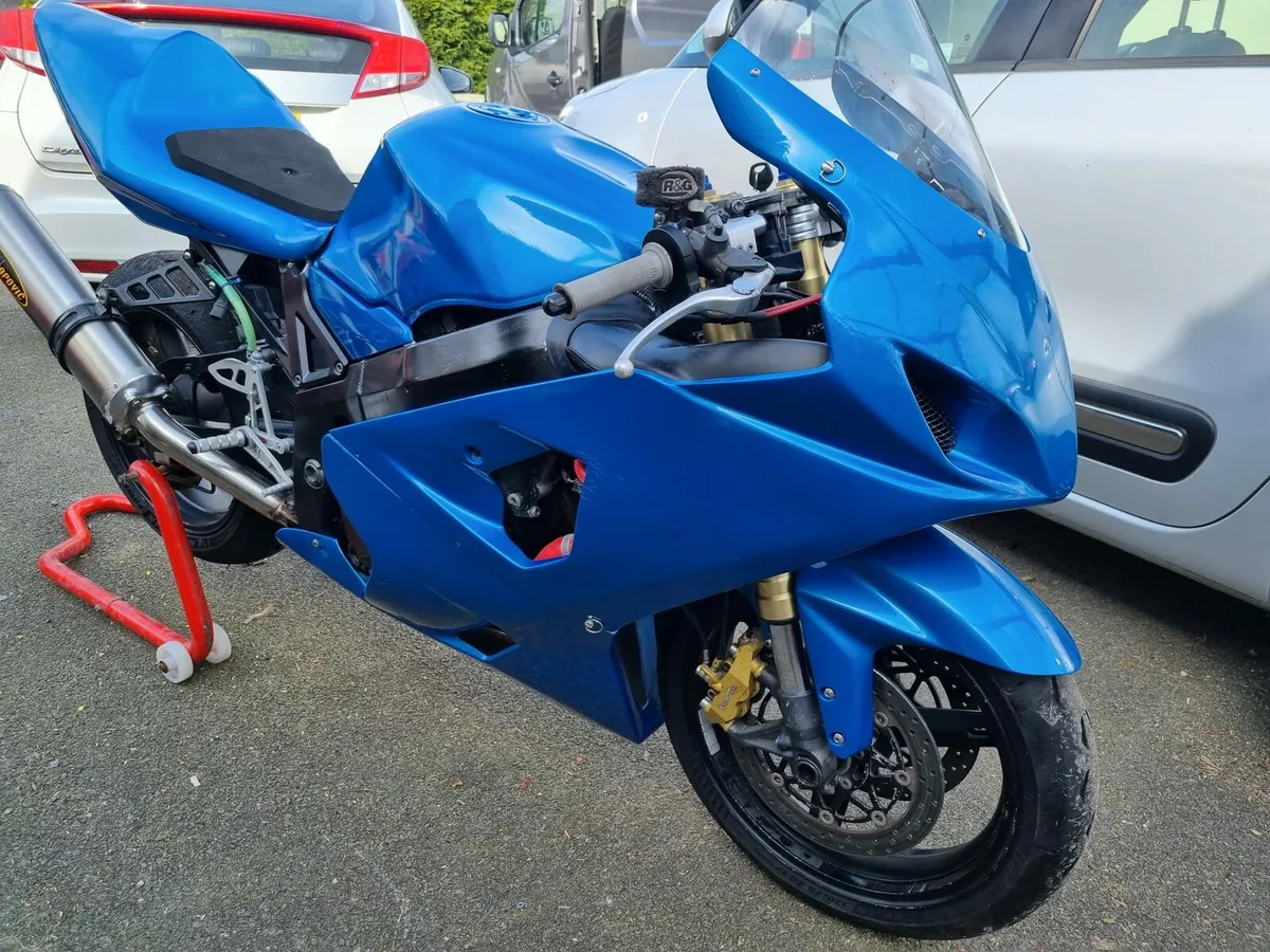 Suzuki gsxr 750 track bike - Image 1