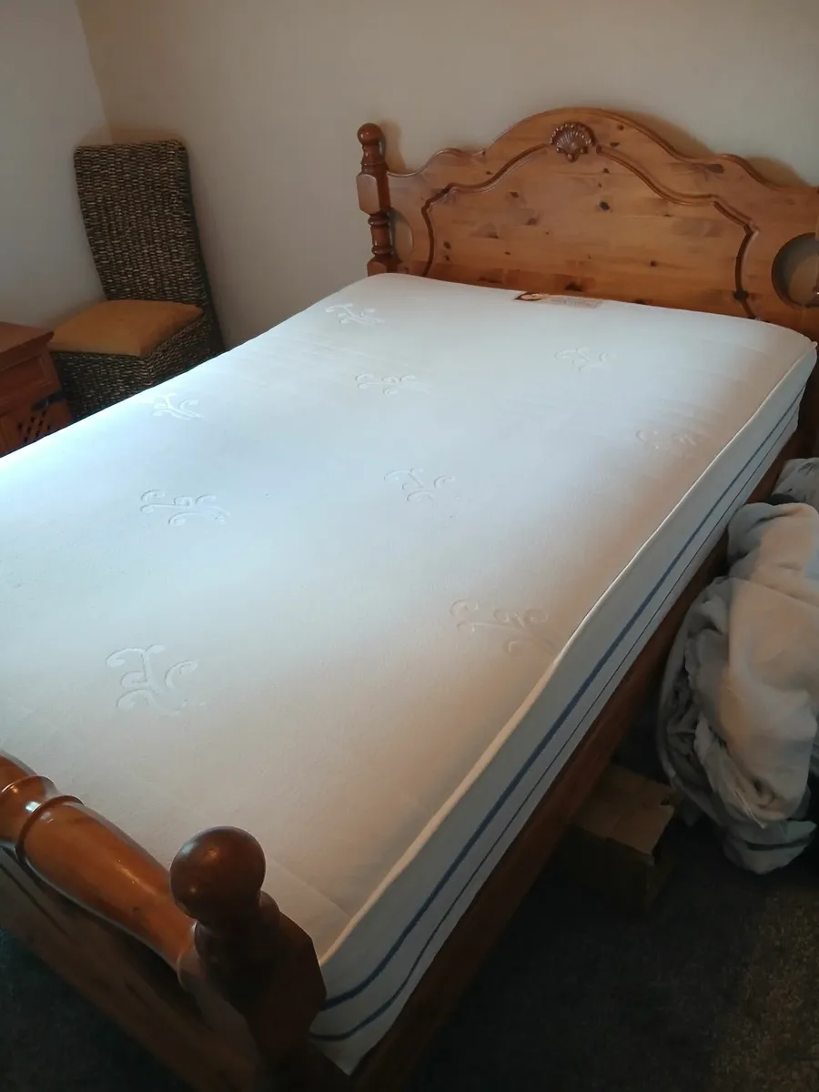 Top of range quality pine bed and matress like new - Image 1