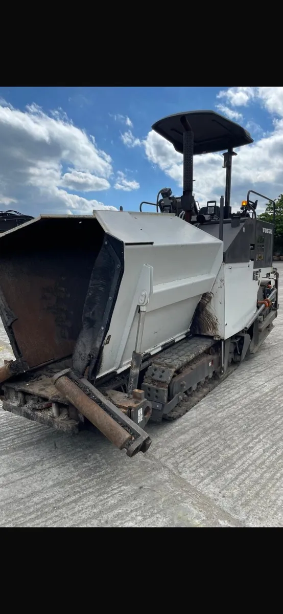 Tracked paver ABG 2820 - Image 1