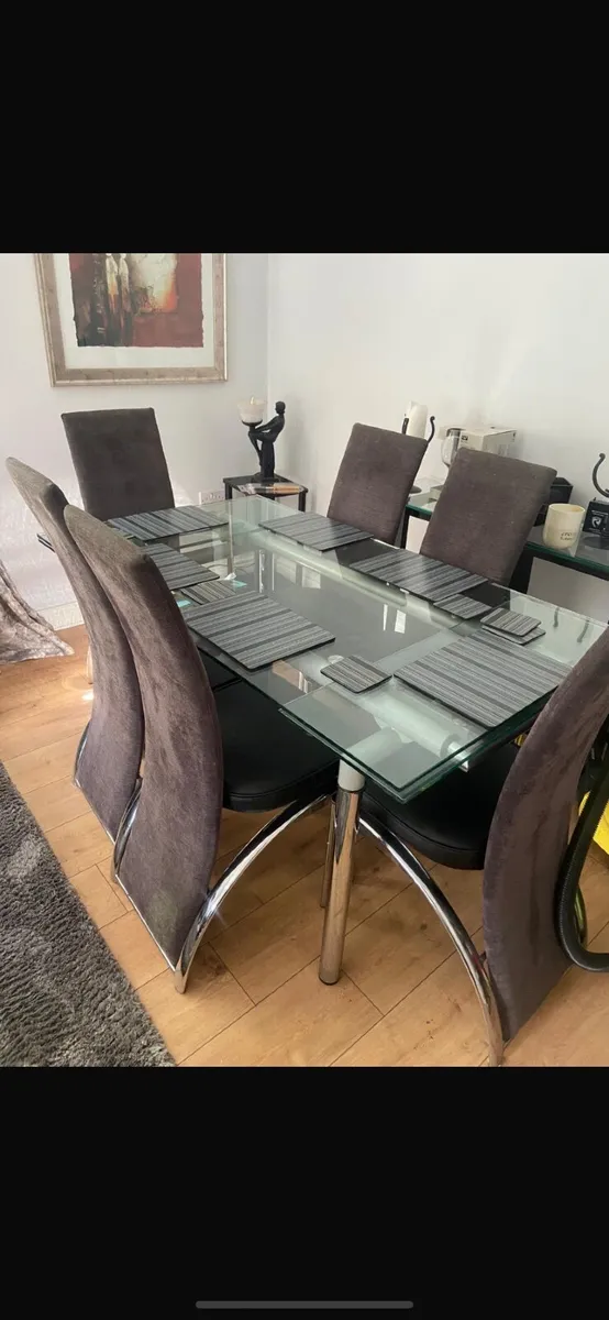 Table and 6 chairs - Image 1