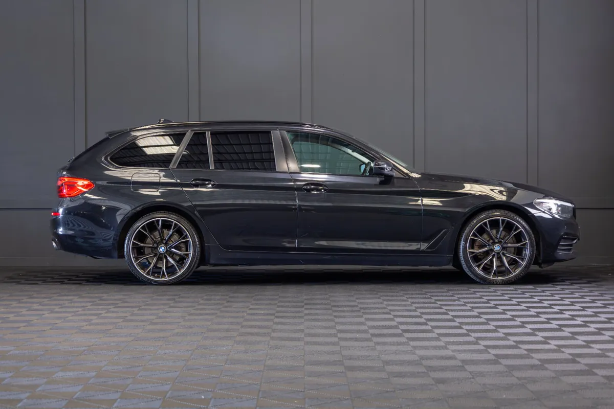 2018 BMW 5-Series 520d - Image 2