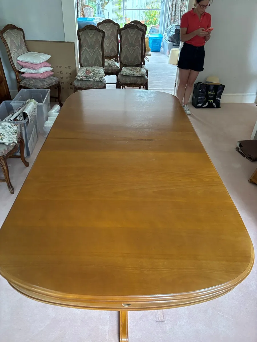 Beautiful Mahogany Oval Extending Dining Table - Image 2