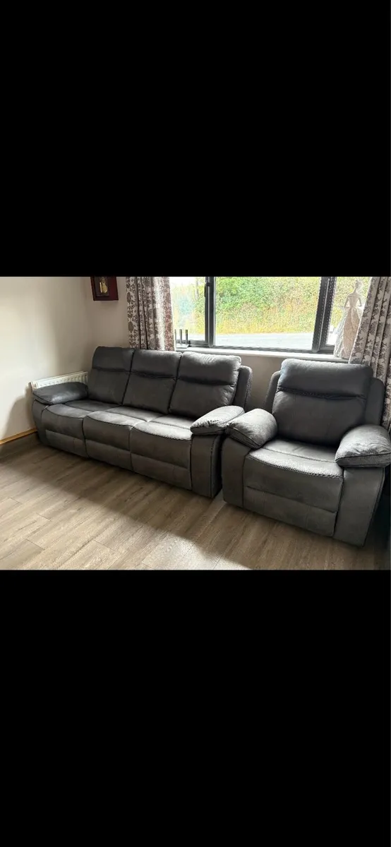 ✅6 weeks old recliner sofa set - Image 1
