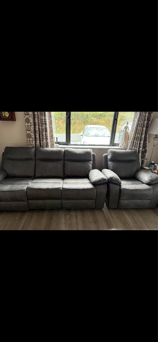 ✅6 weeks old recliner sofa set - Image 2