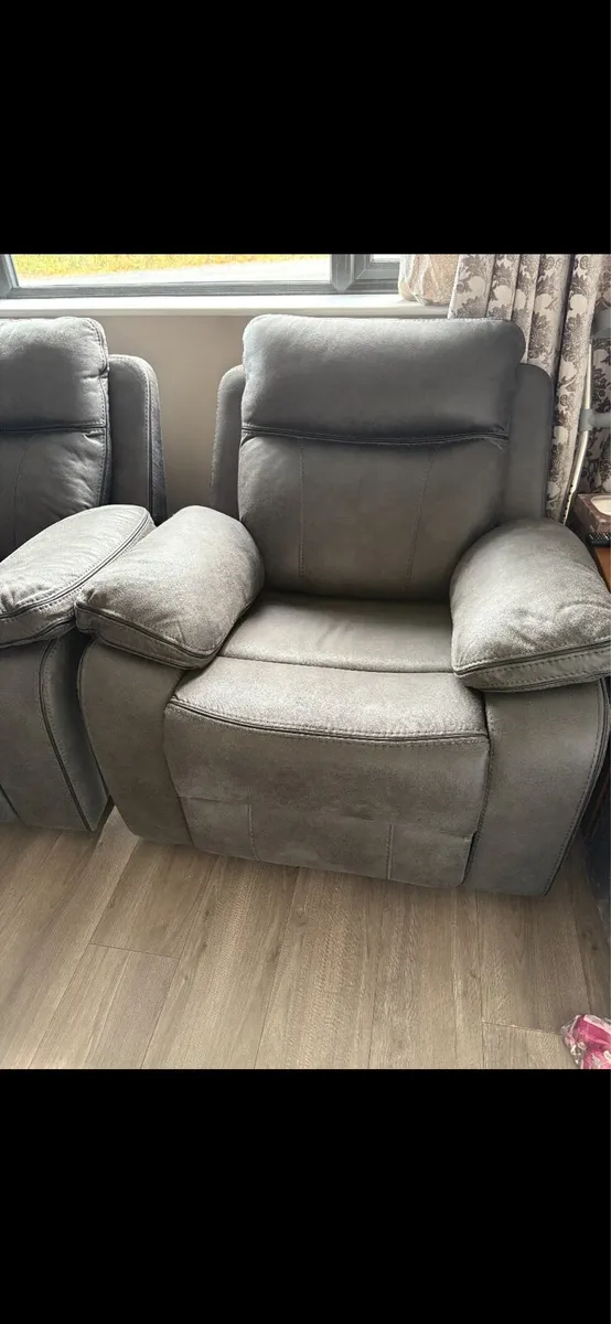 ✅6 weeks old recliner sofa set - Image 3