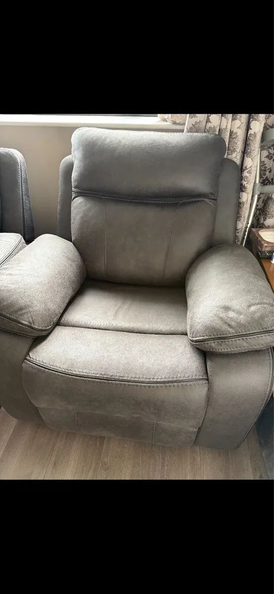 ✅6 weeks old recliner sofa set - Image 4