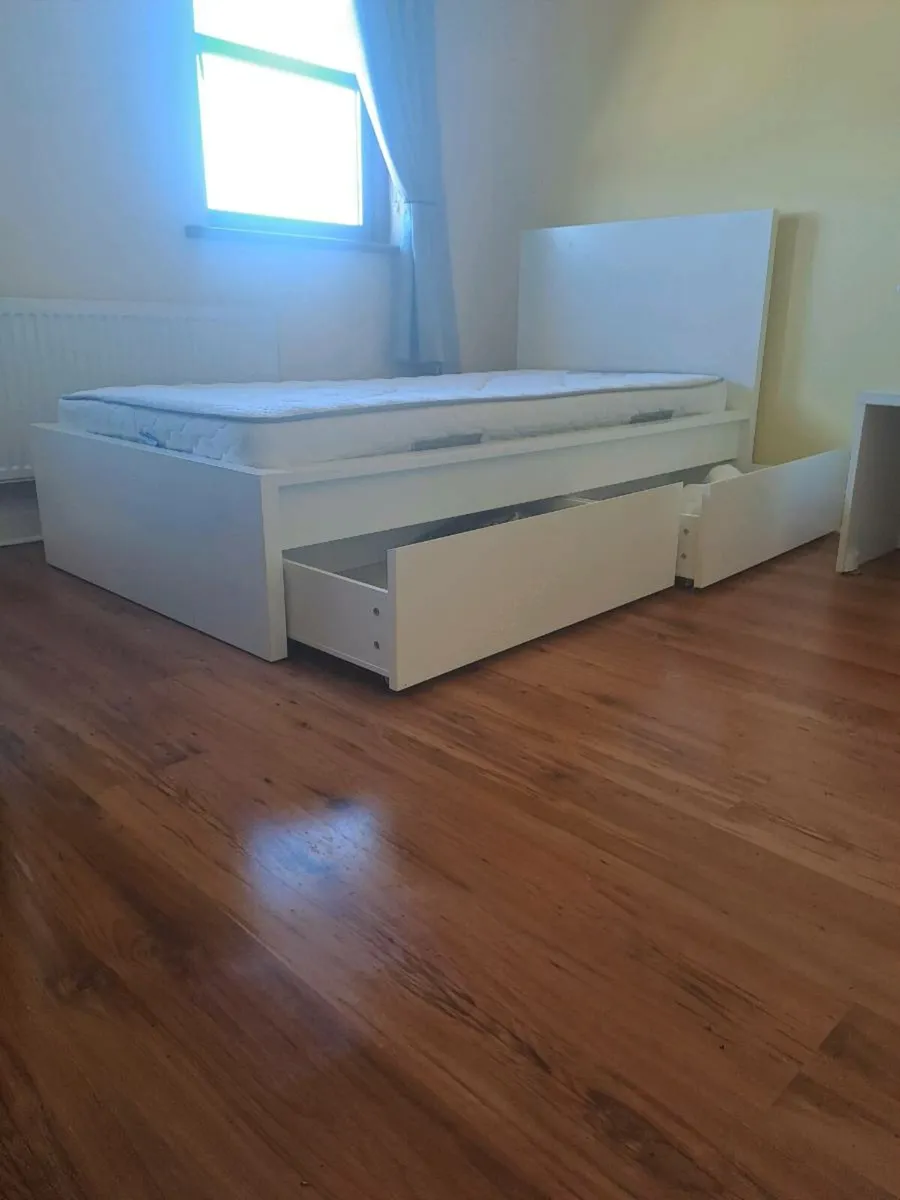 Kids' bedroom furniture - Image 1