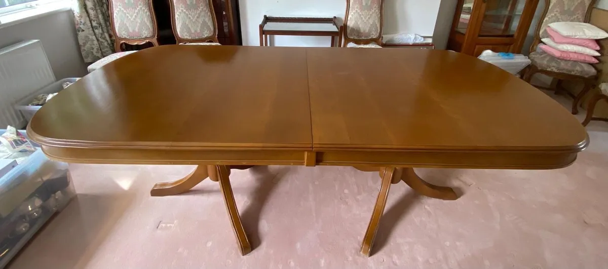 Beautiful Mahogany Oval Extending Dining Table - Image 3