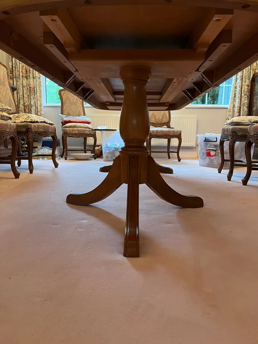 Beautiful Mahogany Oval Extending Dining Table - Image 4