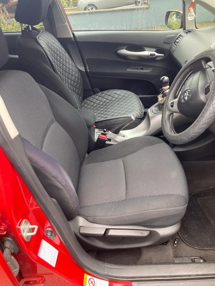 Toyota Auris 2010 - Image 2