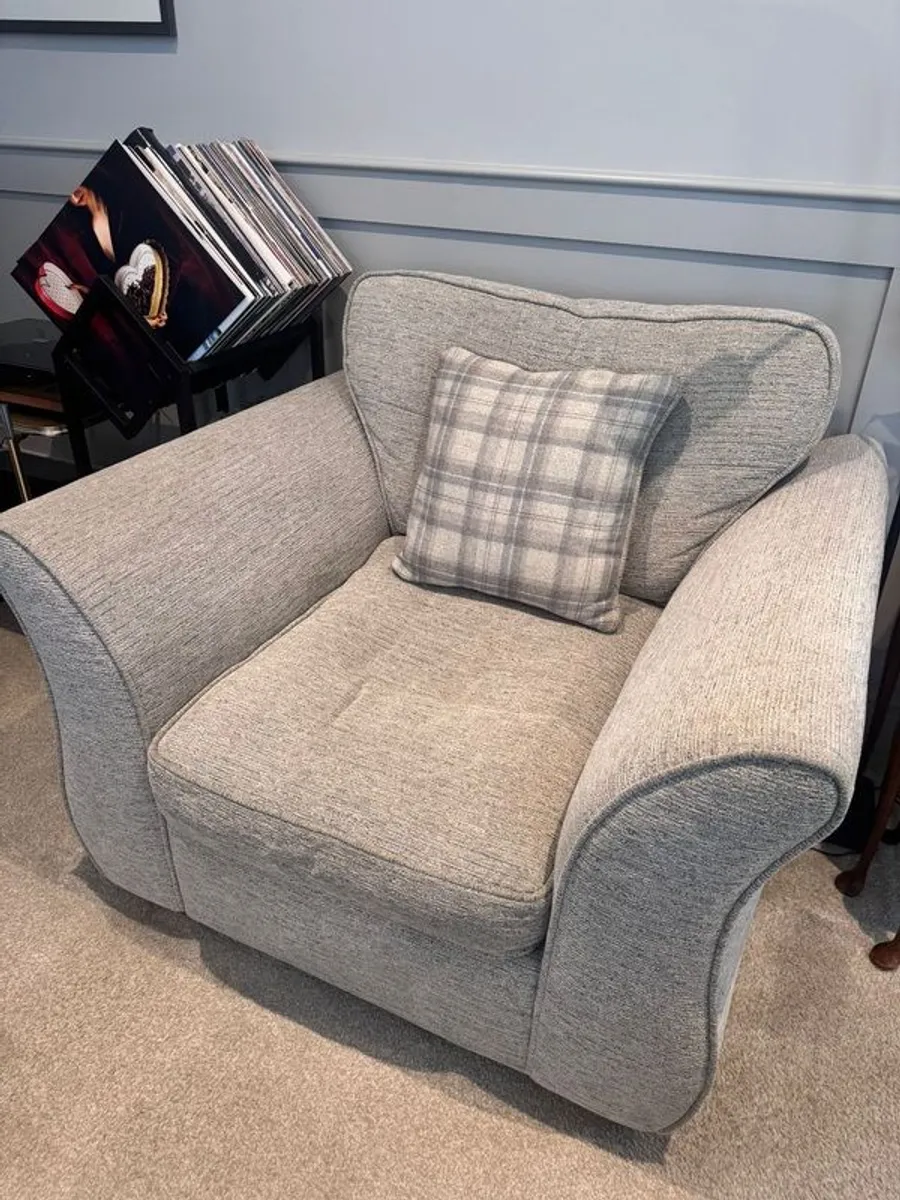 DFS Armchair - Image 2