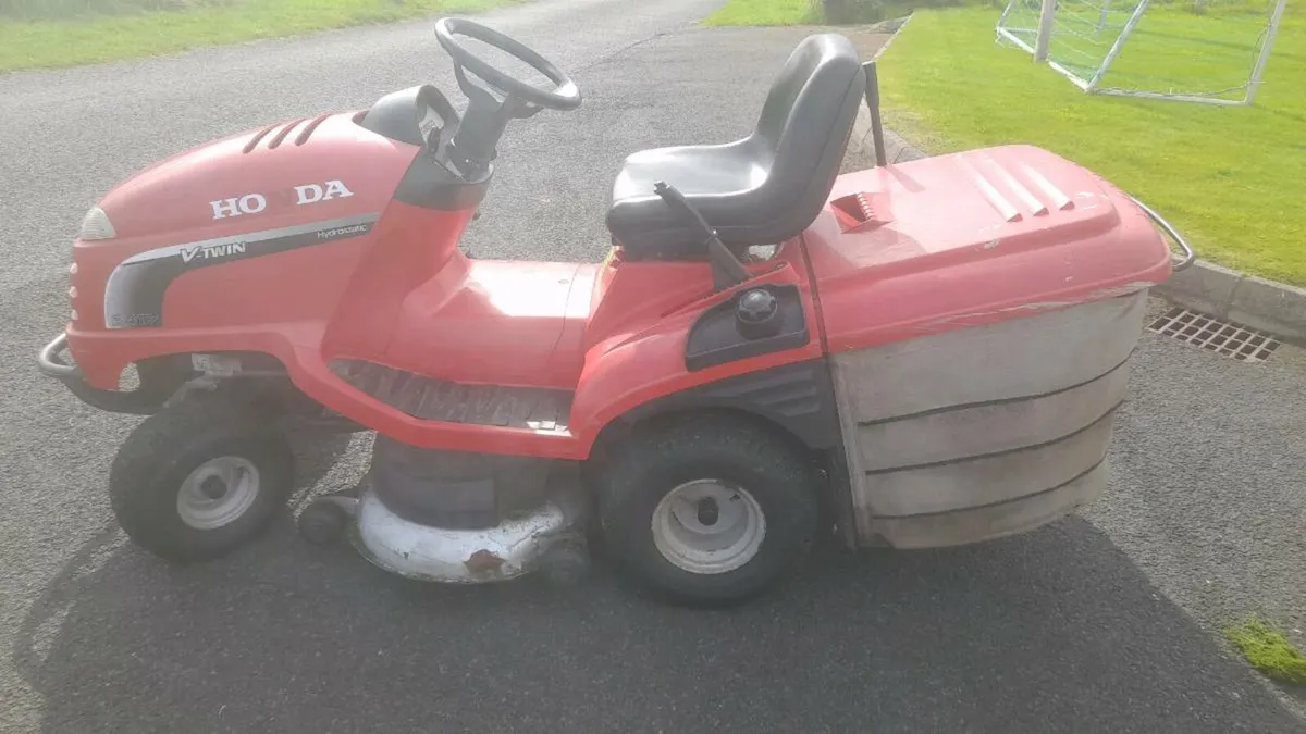 2417 Honda Lawnmower - Image 1