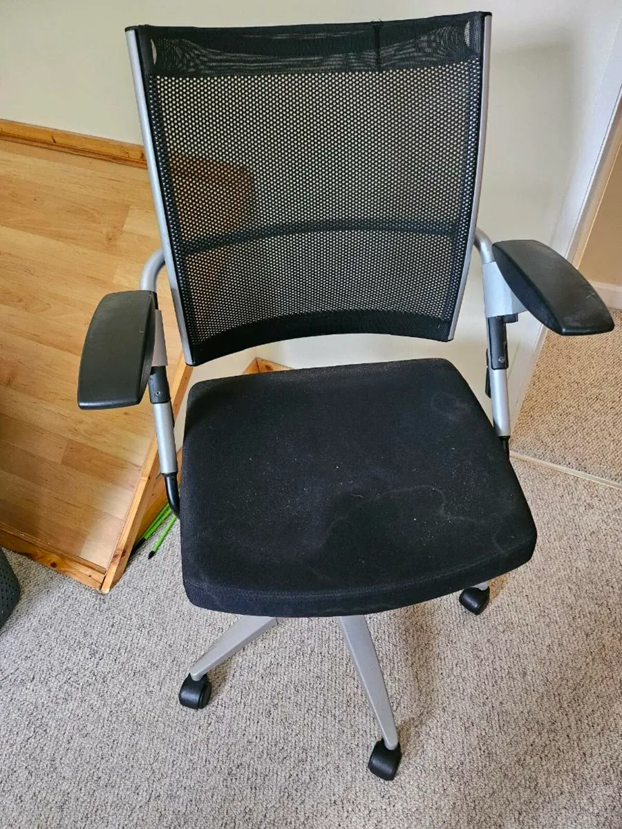 Office chair with wheels - Image 1