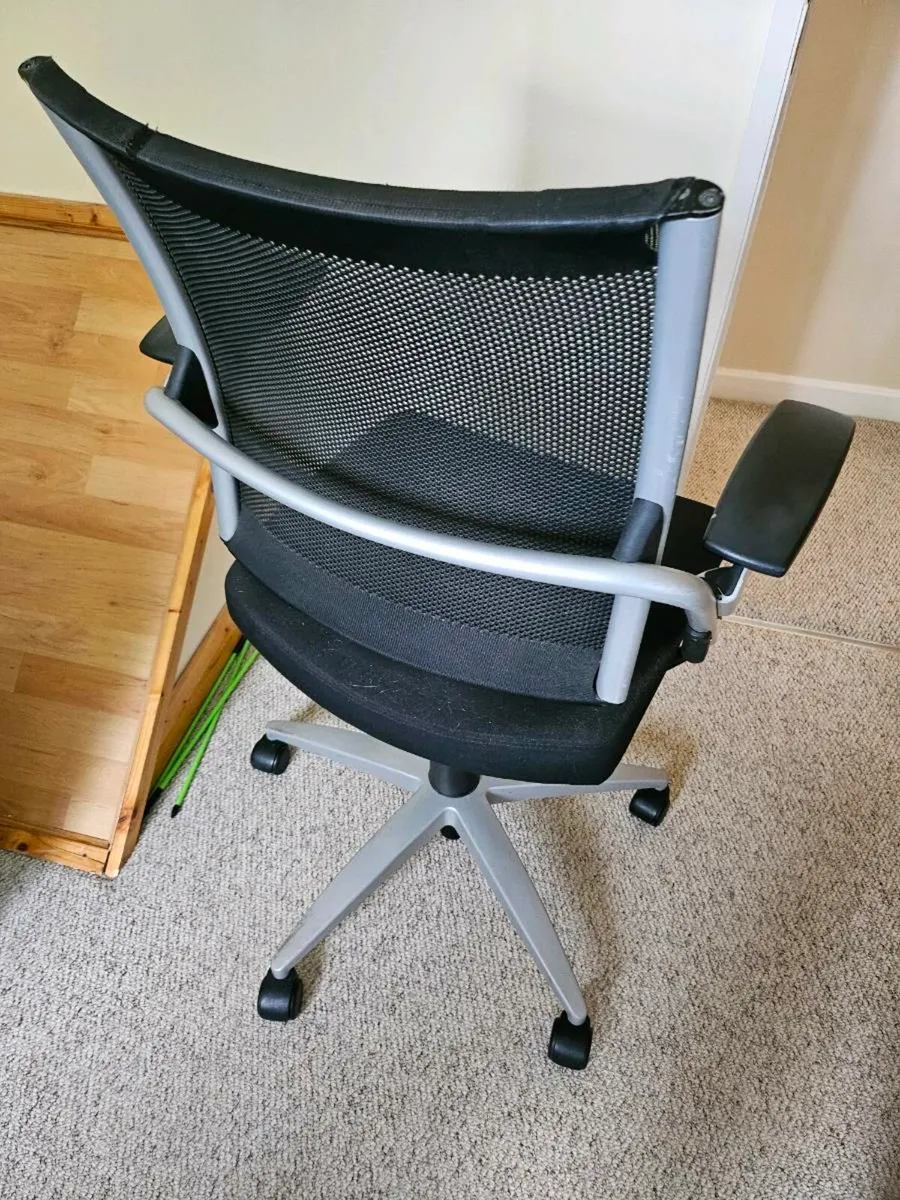 Office chair with wheels - Image 2