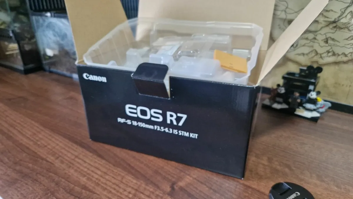 Canon R7 + RF-S 18-150mm F3.5-6.3 IS STM kit - Image 1