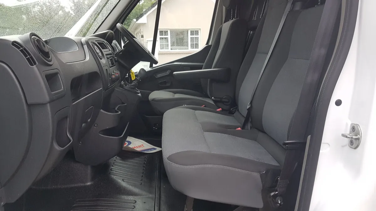 Renault Master ELWB 192D 115KM VAT INVOICE AS NEW - Image 4