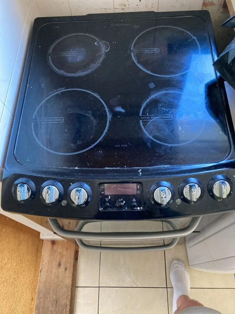 Dishwasher, Washing Machine and Cooker for sale. Asking price covers all 3 items. - Image 3