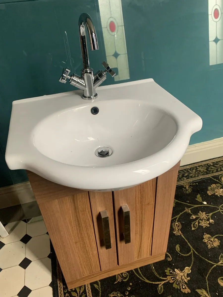 Bathroom cabinet / Sink / Chrome tap. - Image 1