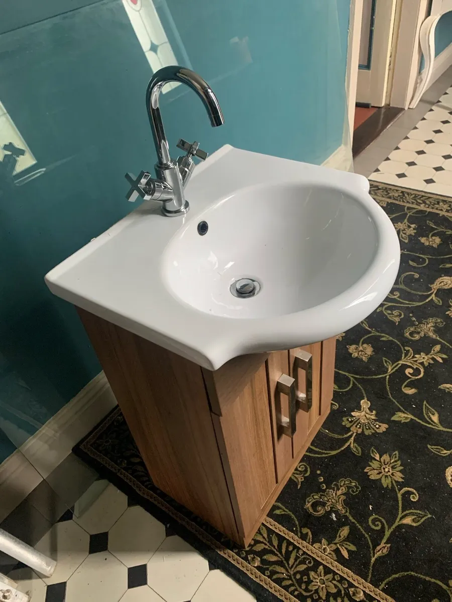 Bathroom cabinet / Sink / Chrome tap. - Image 2