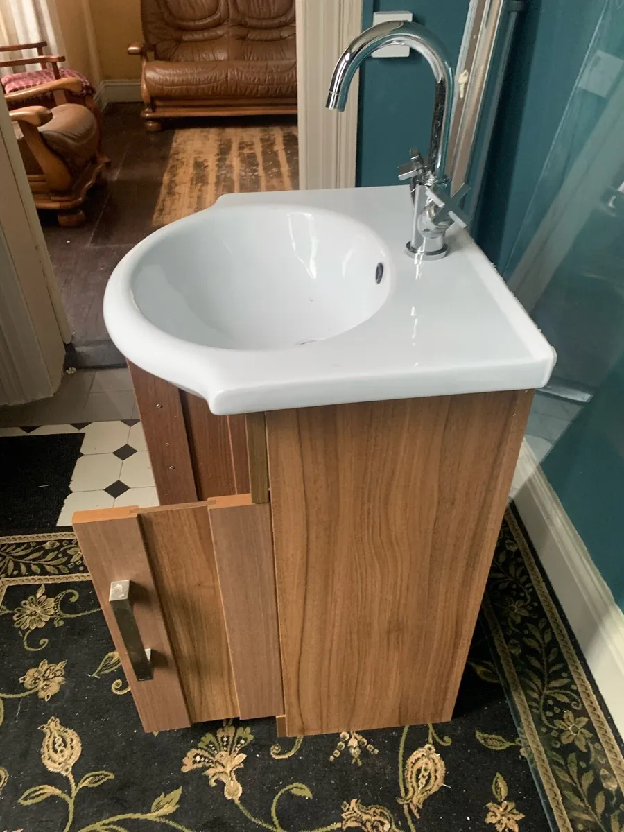 Bathroom cabinet / Sink / Chrome tap. - Image 3