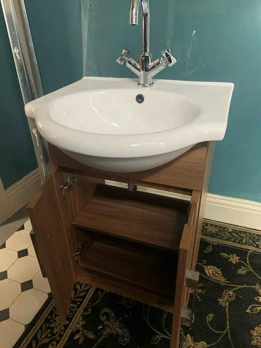Bathroom cabinet / Sink / Chrome tap. - Image 4