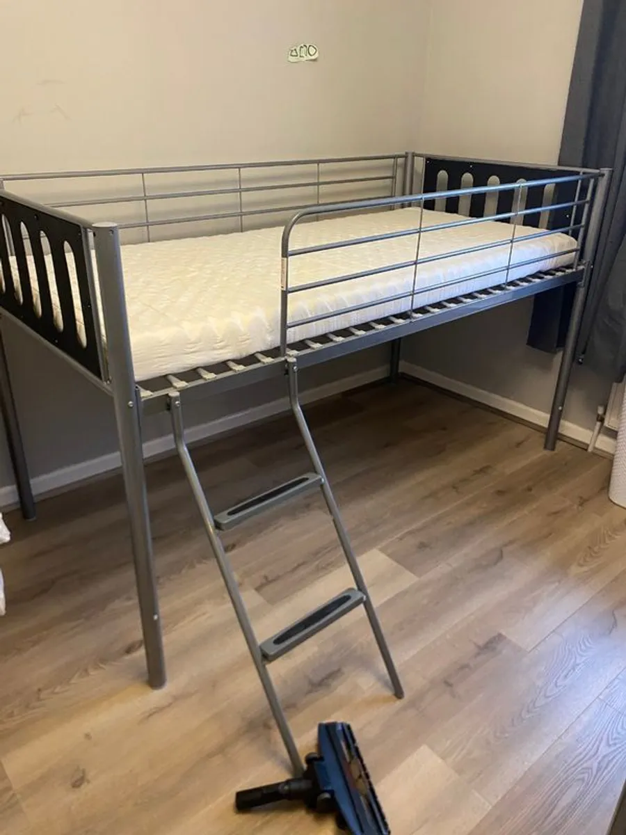 Single bed - Image 1