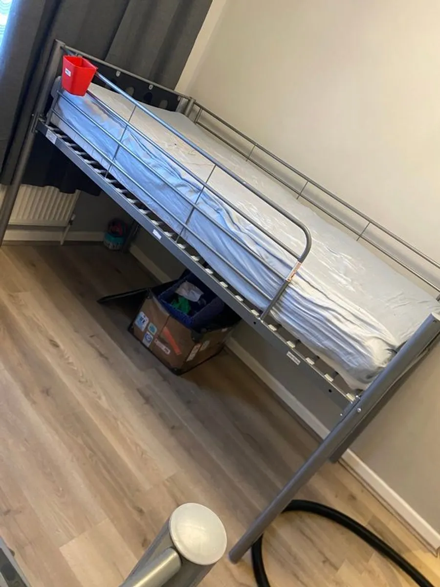 Single bed - Image 2
