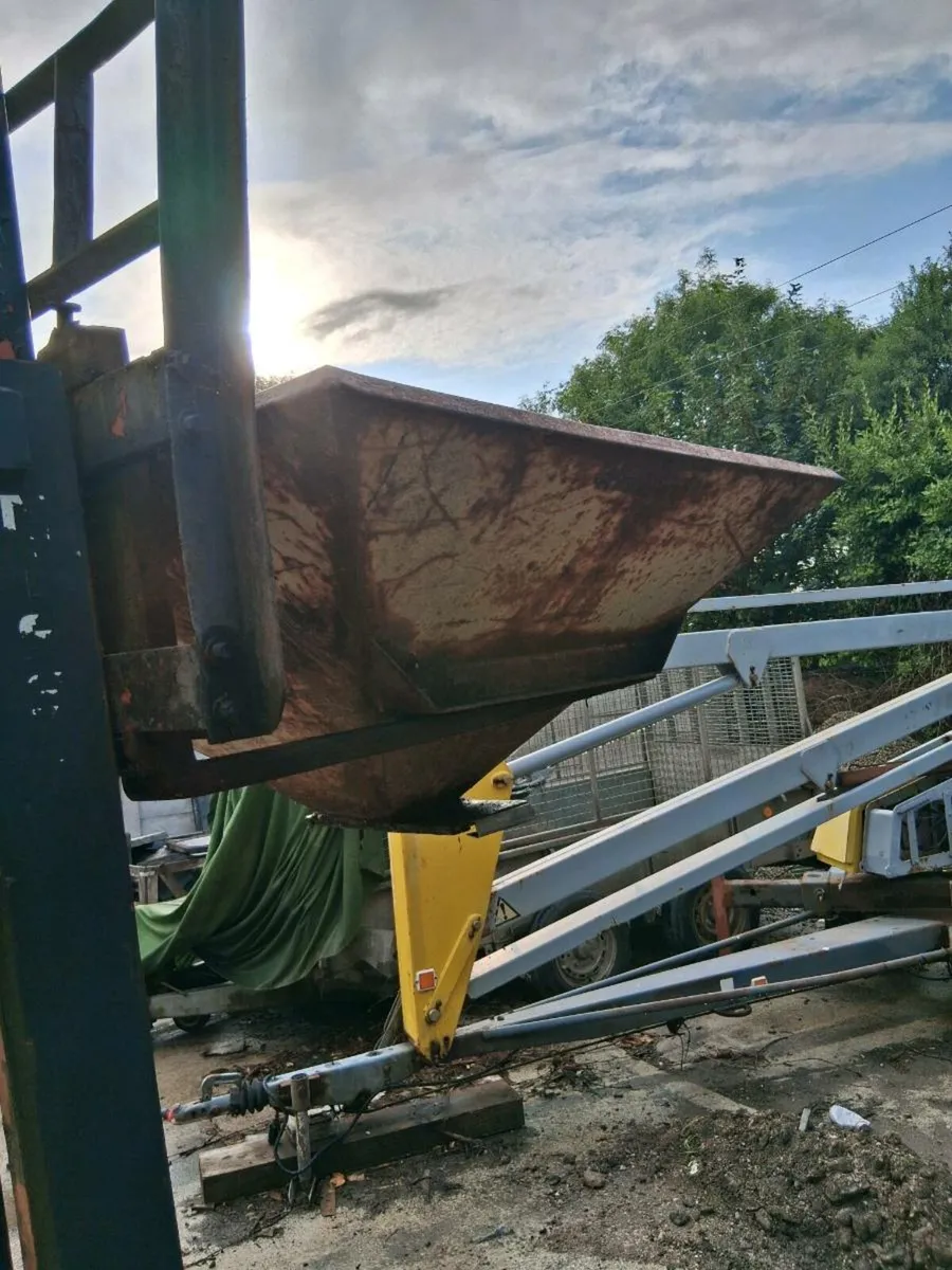 Concrete gravel bin - Image 1