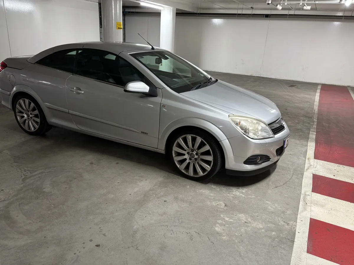 Very low km Opel Astra - Image 3