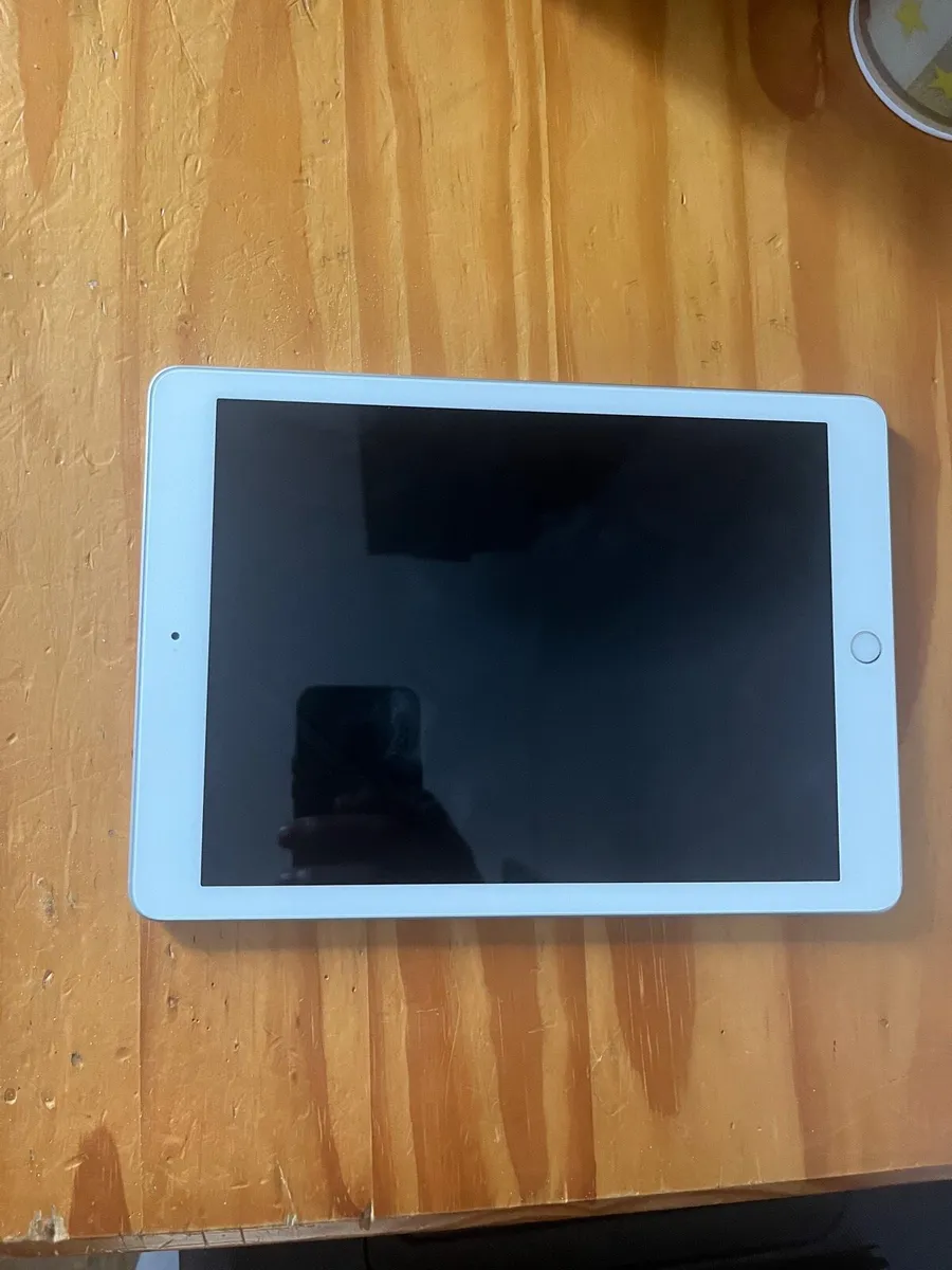 Apple 6th generation iPad - Image 1